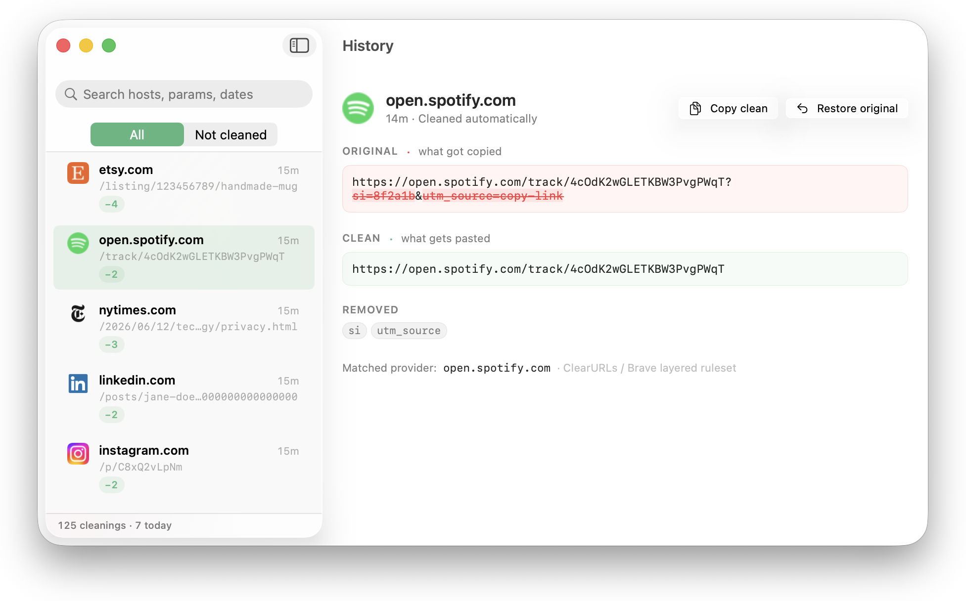 A janela History do Unfurl. A barra lateral lista as limpezas recentes por site, com horário; o painel à direita mostra uma URL original do Spotify com os parâmetros de rastreamento riscados em vermelho, a versão limpa embaixo e os nomes dos parâmetros removidos (si, utm_source) como etiquetas, com o provedor correspondente indicado.